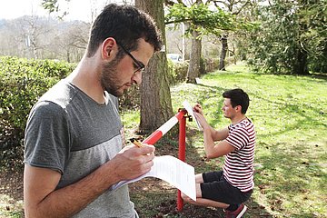 Studierende der Hochschule für Forstwirtschaft Rottenburg testen Software für die Holzernte. Sie planen mit digitalen Tools, welche Bäume wo gefällt werden. Dabei bekommt jeder Baum geografisch verortete Koordinaten. Der Ergonomietest ist Teil des Projektes Waldwirtschaft 4.0 in Baden-Württemberg.